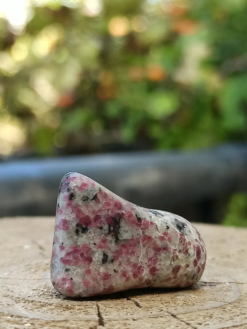 Chargez l'image dans la visionneuse de la galerie, Kakortokite du Groënland pierre roulée Grade A++++ ’Très rare’ Kakortokite
