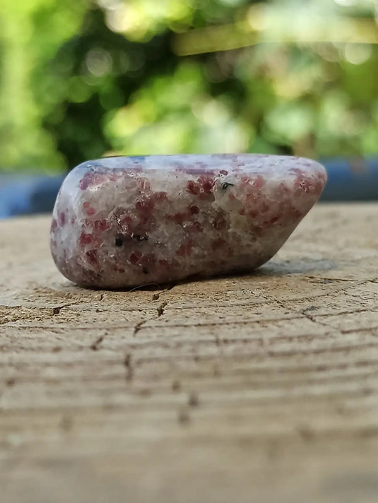 Kakortokite du Groënland pierre roulée Grade A++++ ’Très rare’ Kakortokite