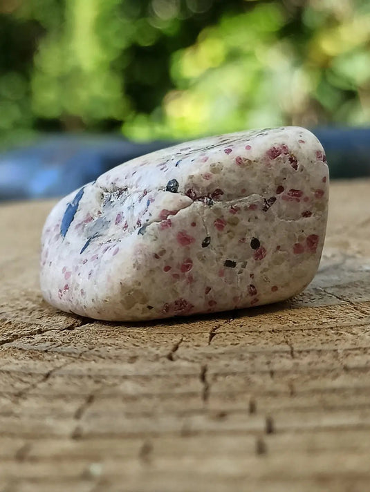 Kakortokite du Groënland pierre roulée Grade A++++ ’Très rare’ Kakortokite