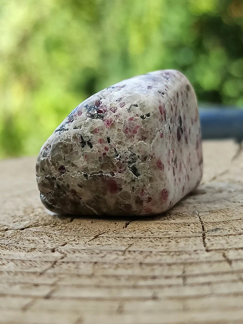 Chargez l'image dans la visionneuse de la galerie, Kakortokite du Groënland pierre roulée Grade A++++ ’Très rare’ Kakortokite
