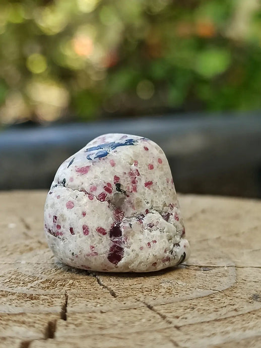 Kakortokite du Groënland pierre roulée Grade A++++ ’Très rare’ Kakortokite