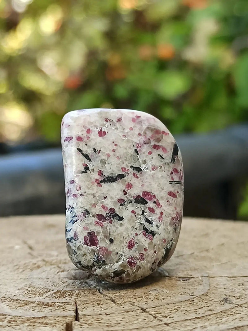 Chargez l'image dans la visionneuse de la galerie, Kakortokite du Groënland pierre roulée Grade A++++ ’Très rare’ Kakortokite
