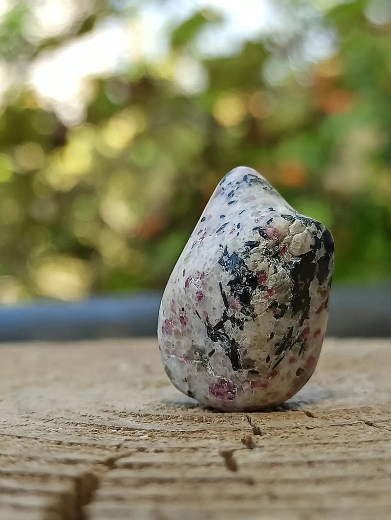 Chargez l'image dans la visionneuse de la galerie, Kakortokite du Groënland pierre roulée Grade A++++ ’Très rare’ Kakortokite
