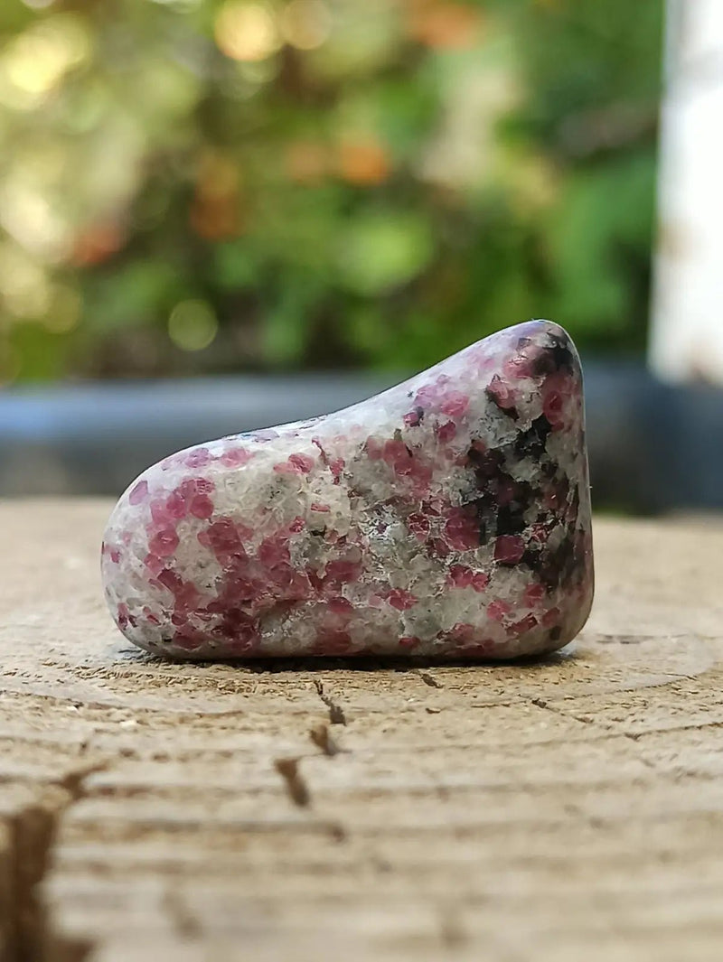 Chargez l'image dans la visionneuse de la galerie, Kakortokite du Groënland pierre roulée Grade A++++ ’Très rare’ Kakortokite
