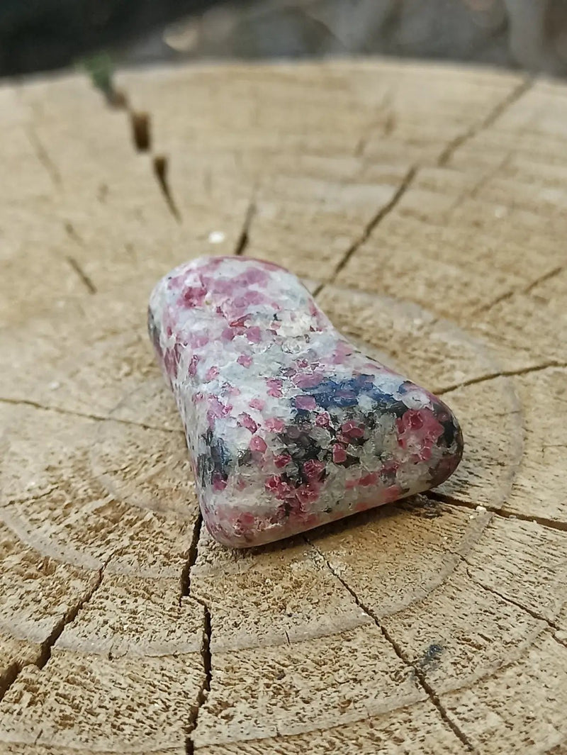 Chargez l'image dans la visionneuse de la galerie, Kakortokite du Groënland pierre roulée Grade A++++ ’Très rare’ Kakortokite
