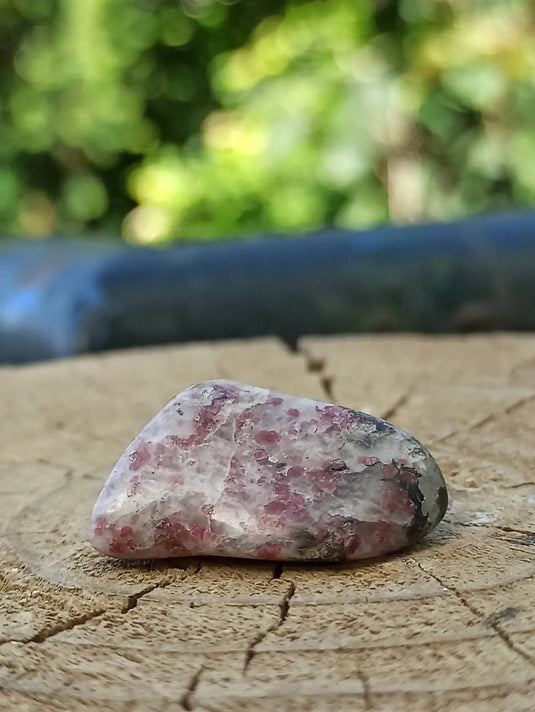 Kakortokite du Groënland pierre roulée Grade A++++ ’Très rare’ Kakortokite