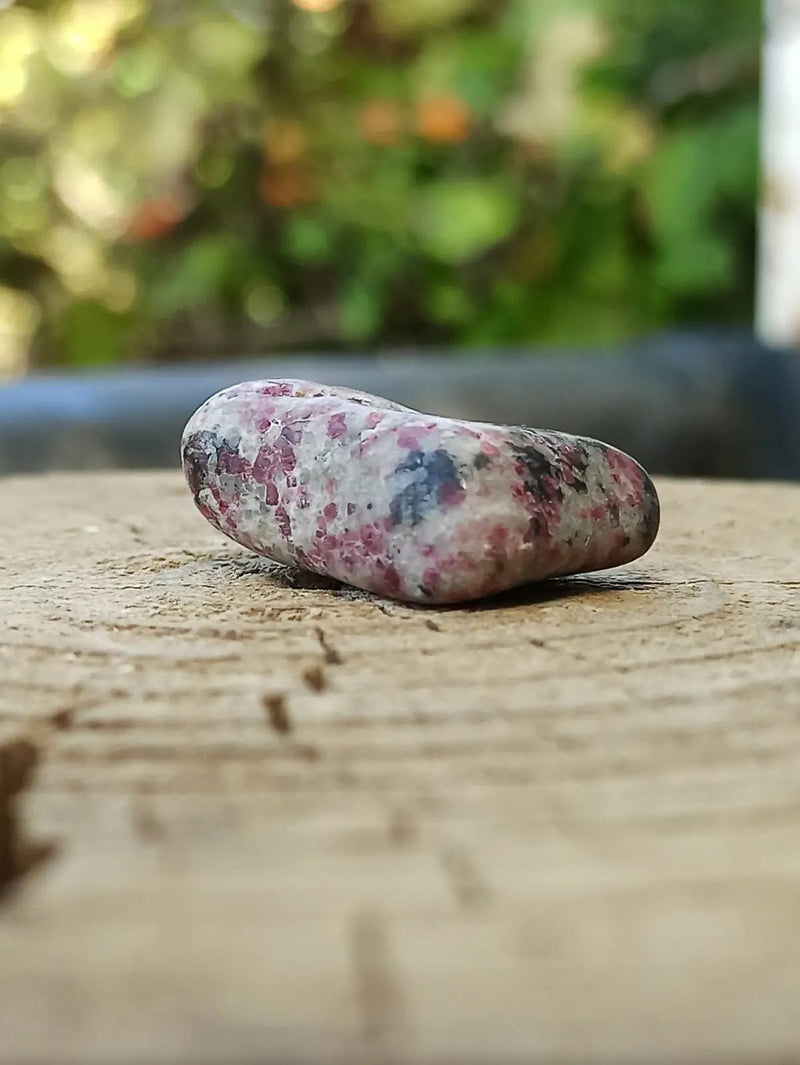 Chargez l'image dans la visionneuse de la galerie, Kakortokite du Groënland pierre roulée Grade A++++ ’Très rare’ Kakortokite
