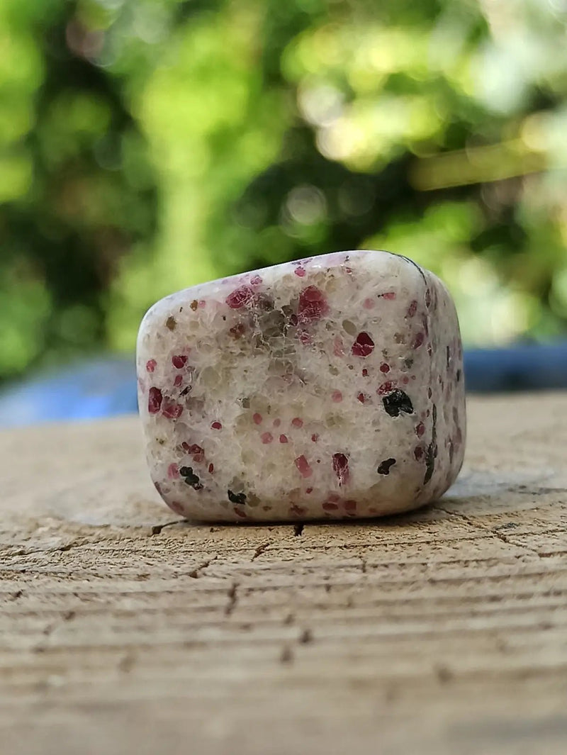 Chargez l'image dans la visionneuse de la galerie, Kakortokite du Groënland pierre roulée Grade A++++ ’Très rare’ Kakortokite
