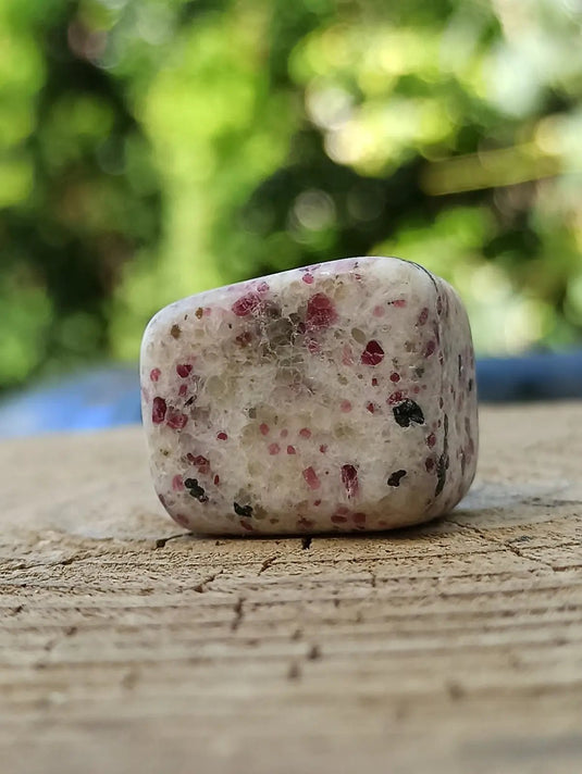 Kakortokite du Groënland pierre roulée Grade A++++ ’Très rare’ Kakortokite