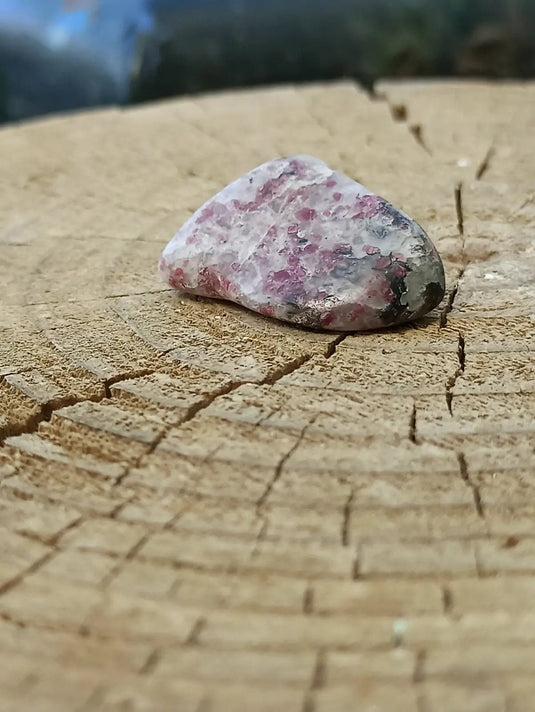 Kakortokite du Groënland pierre roulée Grade A++++ ’Très rare’ Kakortokite