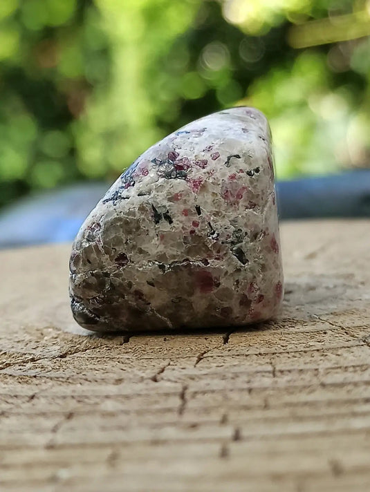 Kakortokite du Groënland pierre roulée Grade A++++ ’Très rare’ Kakortokite