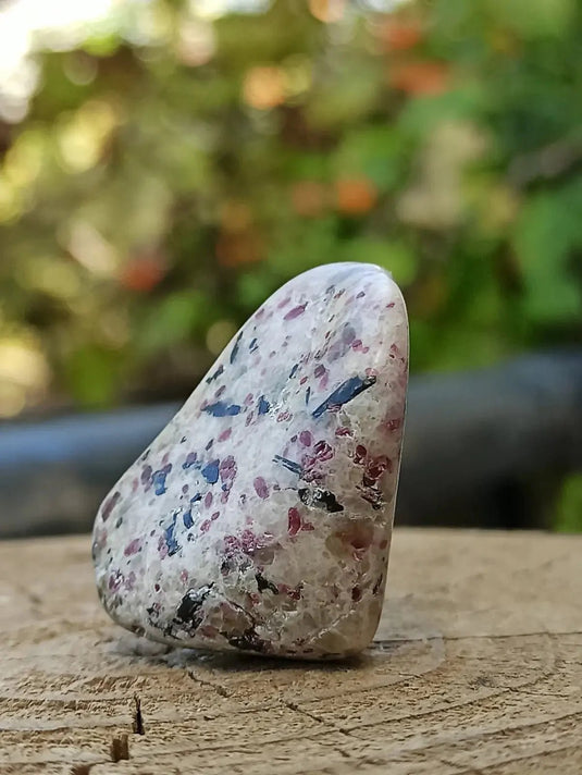 Kakortokite du Groënland pierre roulée Grade A++++ ’Très rare’ Kakortokite