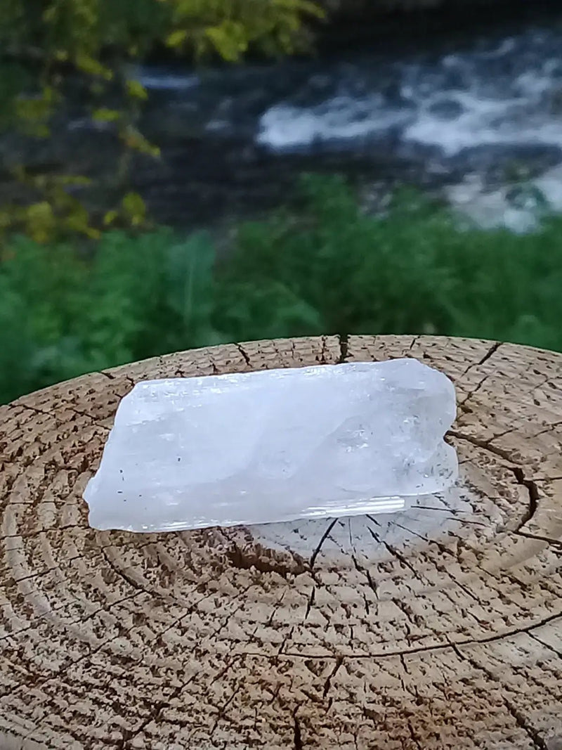 Load image into Gallery viewer, Kunzite claire du Brésil pierre brute Grade A ++++ Kunzite claire pierre brute
