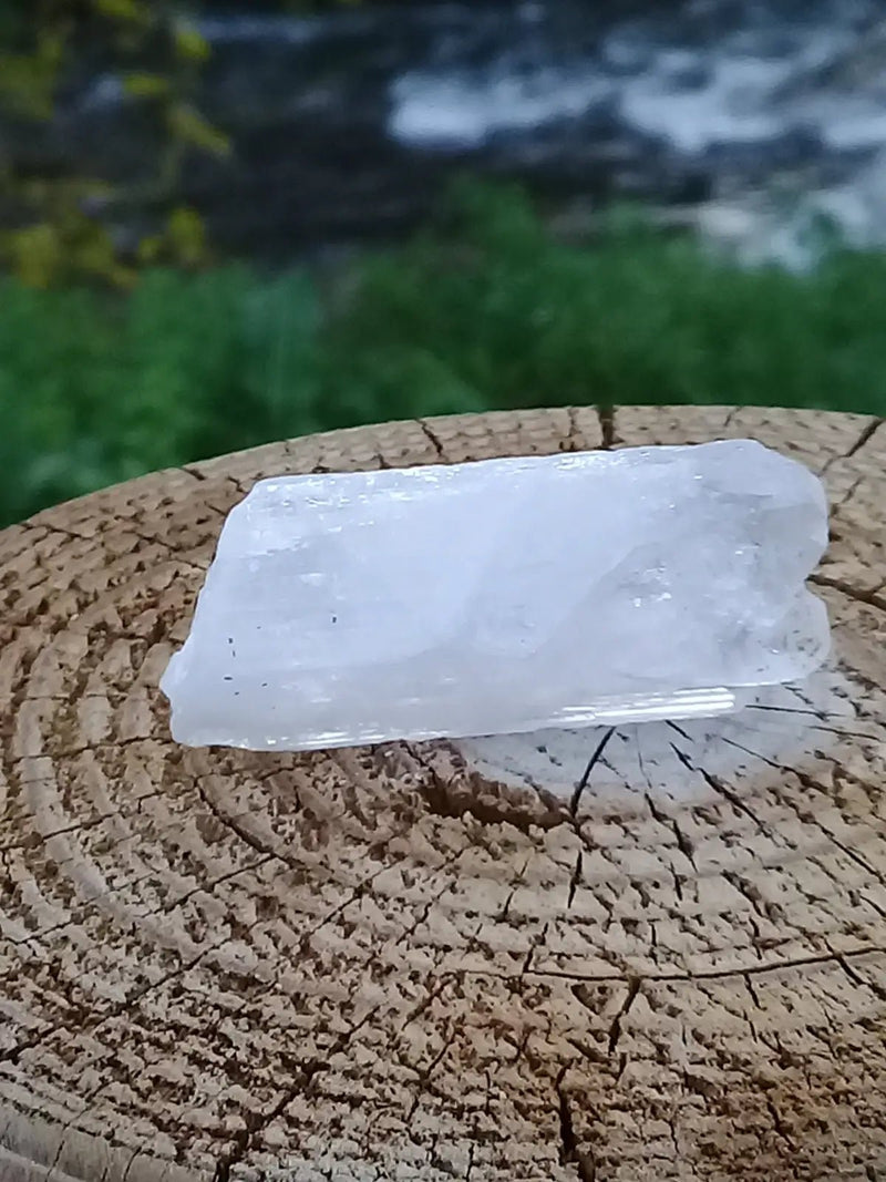 Load image into Gallery viewer, Kunzite claire du Brésil pierre brute Grade A ++++ Kunzite claire pierre brute
