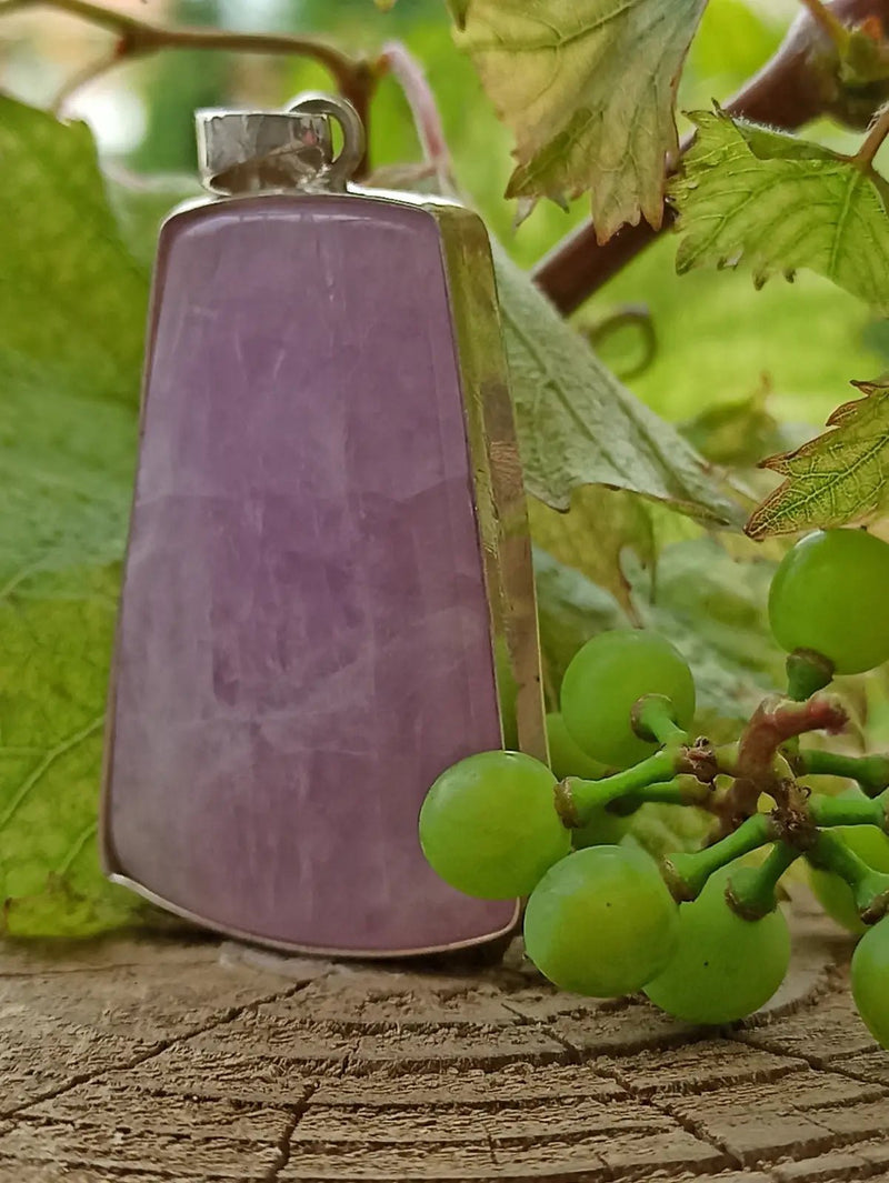 Load image into Gallery viewer, Kunzite du Brésil pendentif monté/ Argt925 Grade A++++ Kunzite pendentif
