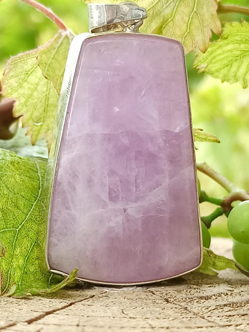 Load image into Gallery viewer, Kunzite du Brésil pendentif monté/ Argt925 Grade A++++ Kunzite pendentif
