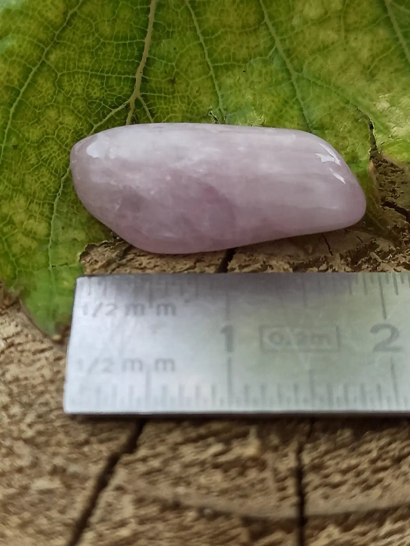 Chargez l'image dans la visionneuse de la galerie, Kunzite du Brésil pierre roulée Grade A++++ Kunzite pierre roulée
