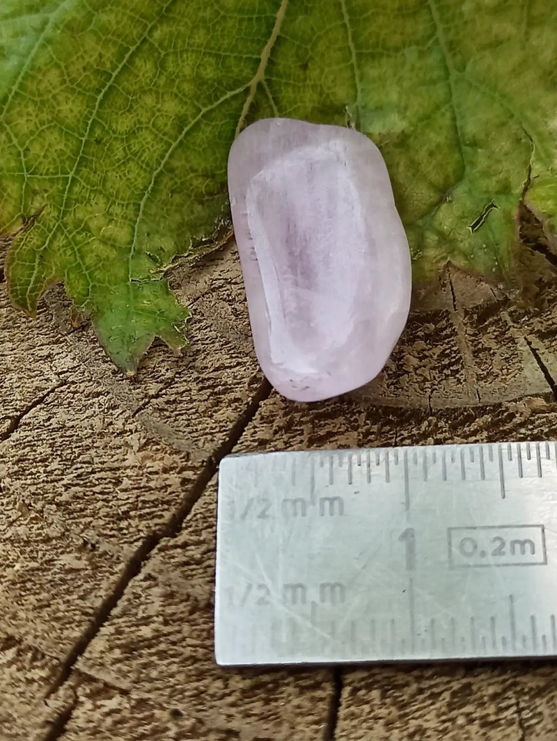 Load image into Gallery viewer, Kunzite du Brésil pierre roulée Grade A++++ Kunzite pierre roulée
