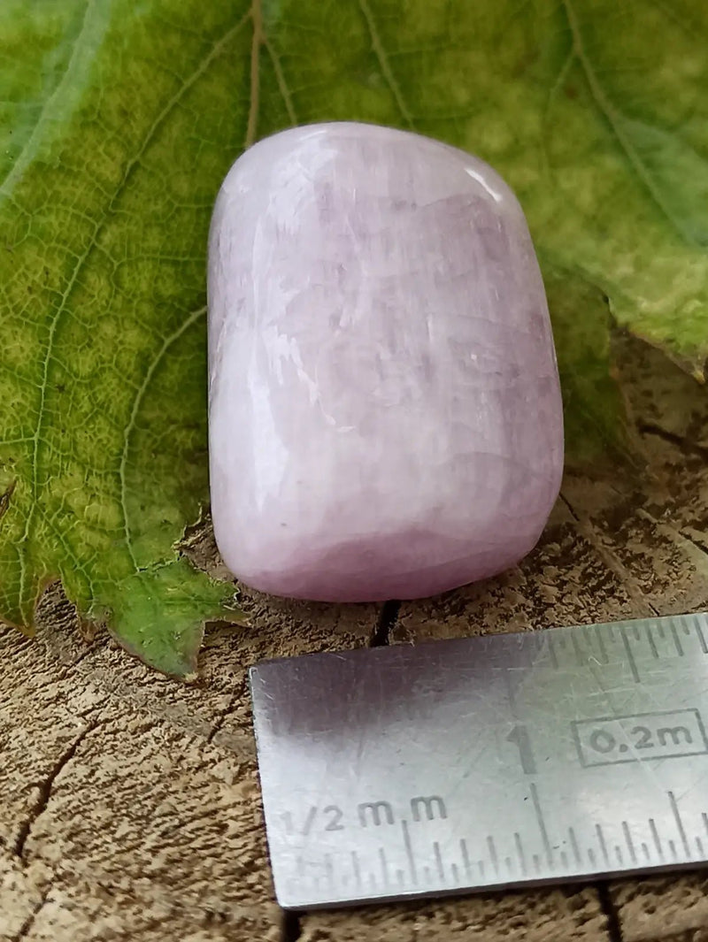 Load image into Gallery viewer, Kunzite du Brésil pierre roulée Grade A++++ Kunzite pierre roulée
