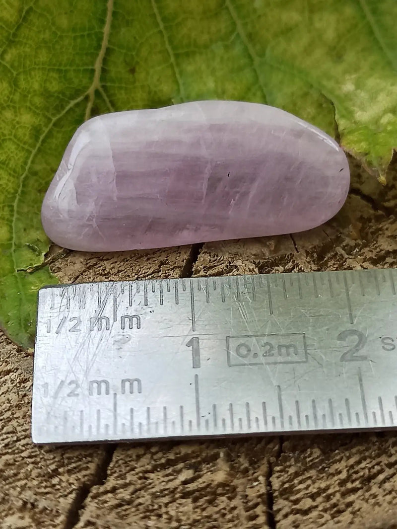 Load image into Gallery viewer, Kunzite du Brésil pierre roulée Grade A++++ Kunzite pierre roulée
