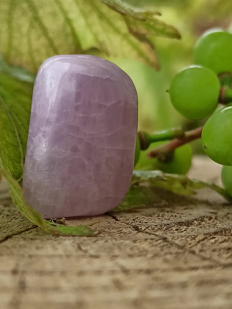 Load image into Gallery viewer, Kunzite du Brésil pierre roulée Grade A++++ Kunzite pierre roulée
