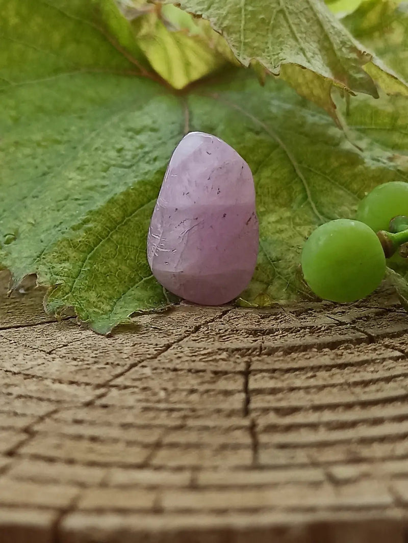 Load image into Gallery viewer, Kunzite du Brésil pierre roulée Grade A++++ Kunzite pierre roulée
