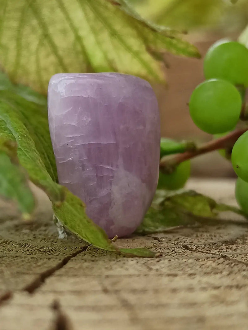 Load image into Gallery viewer, Kunzite du Brésil pierre roulée Grade A++++ Kunzite pierre roulée
