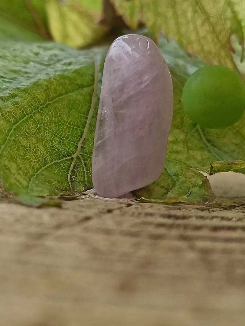 Load image into Gallery viewer, Kunzite du Brésil pierre roulée Grade A++++ Kunzite pierre roulée
