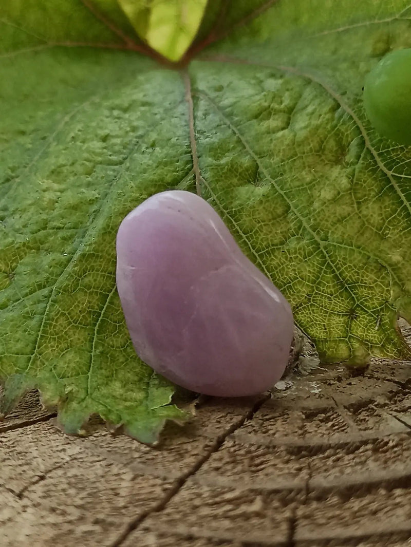 Chargez l'image dans la visionneuse de la galerie, Kunzite du Brésil pierre roulée Grade A++++ Kunzite pierre roulée

