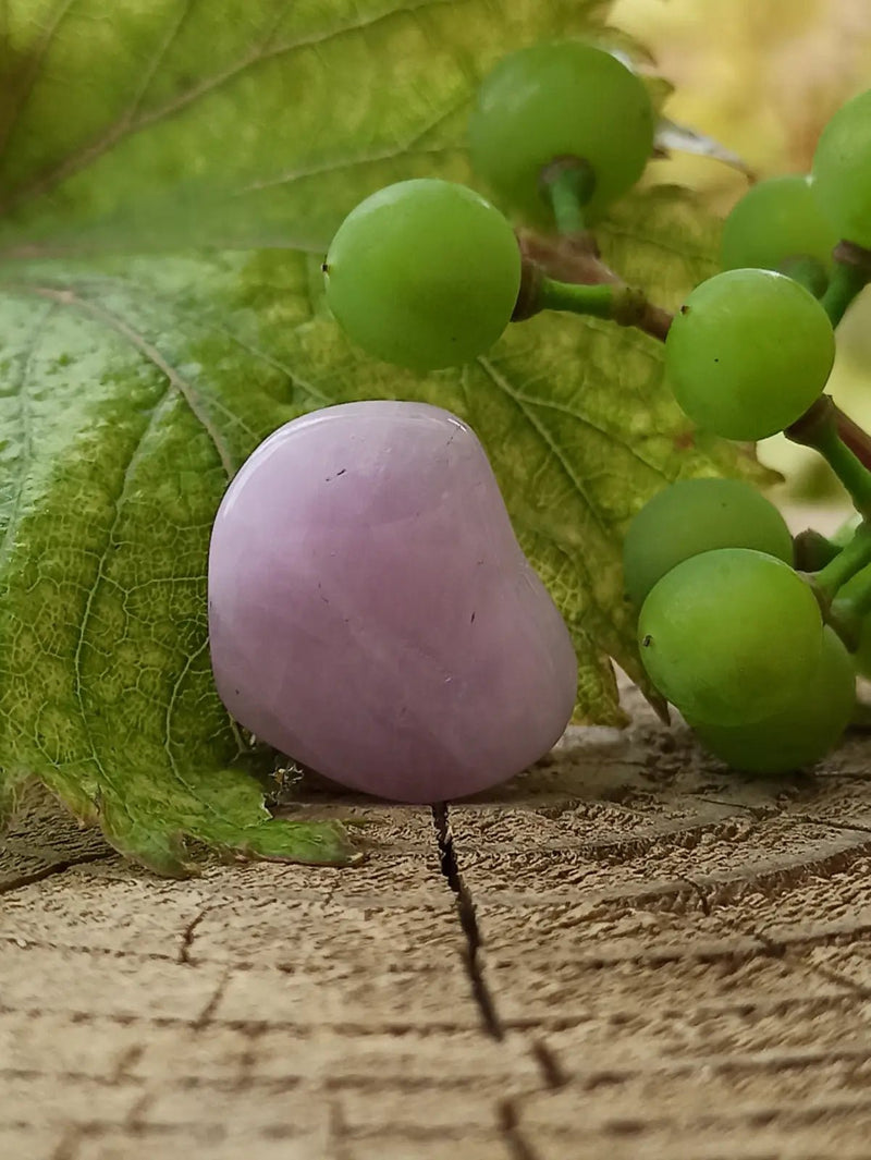Chargez l'image dans la visionneuse de la galerie, Kunzite du Brésil pierre roulée Grade A++++ Kunzite pierre roulée
