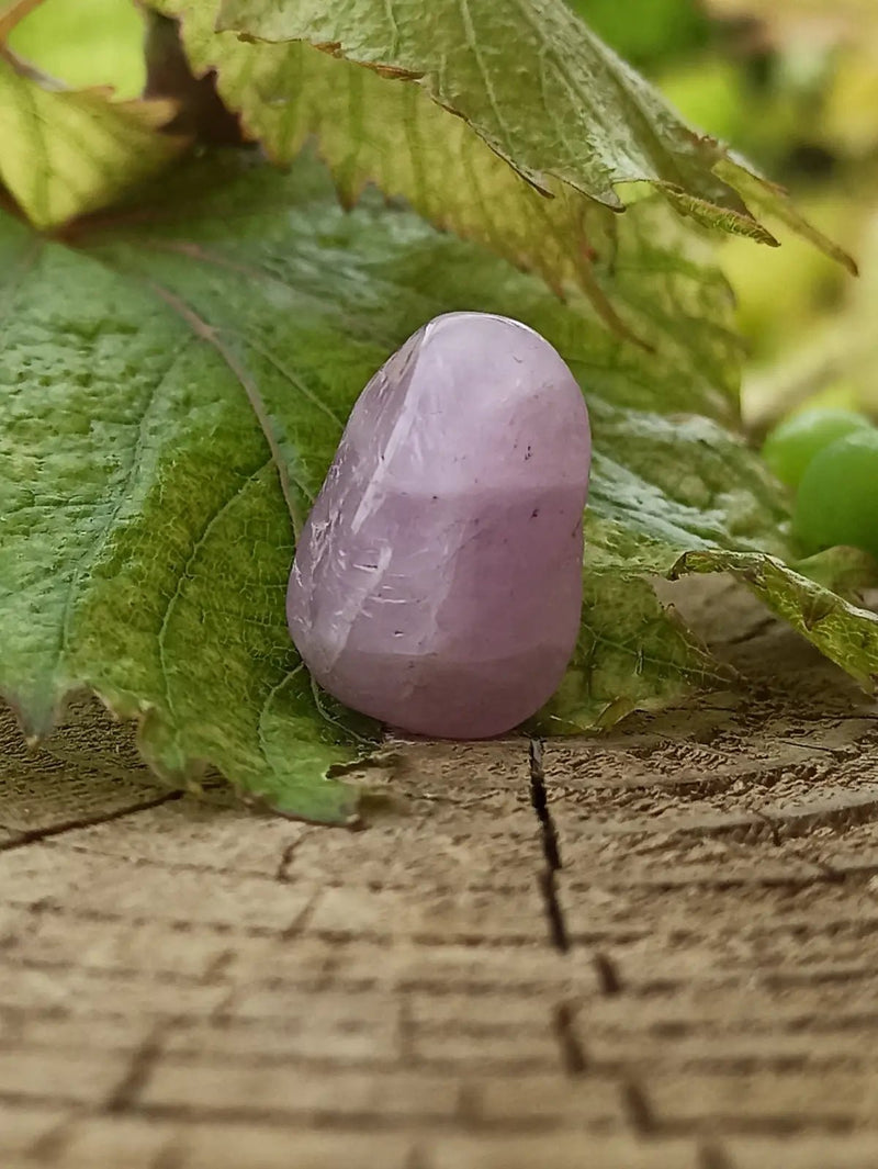 Load image into Gallery viewer, Kunzite du Brésil pierre roulée Grade A++++ Kunzite pierre roulée
