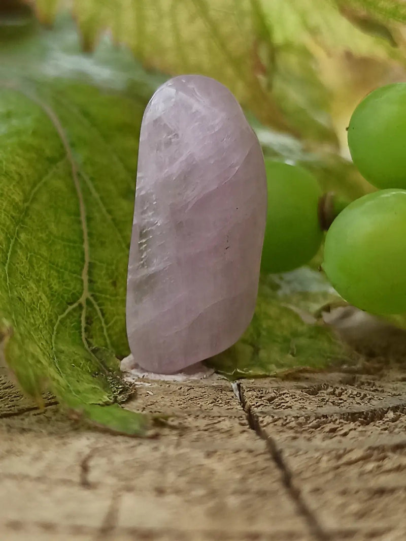 Load image into Gallery viewer, Kunzite du Brésil pierre roulée Grade A++++ Kunzite pierre roulée
