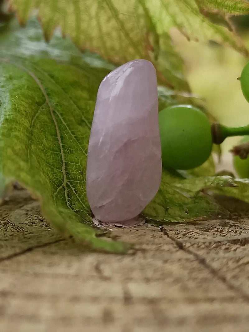 Chargez l'image dans la visionneuse de la galerie, Kunzite du Brésil pierre roulée Grade A++++ Kunzite pierre roulée
