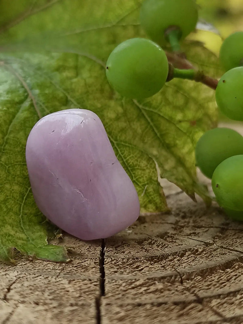 Chargez l'image dans la visionneuse de la galerie, Kunzite du Brésil pierre roulée Grade A++++ Kunzite pierre roulée
