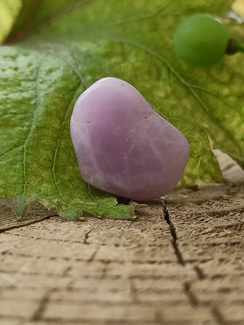 Chargez l'image dans la visionneuse de la galerie, Kunzite du Brésil pierre roulée Grade A++++ Kunzite pierre roulée
