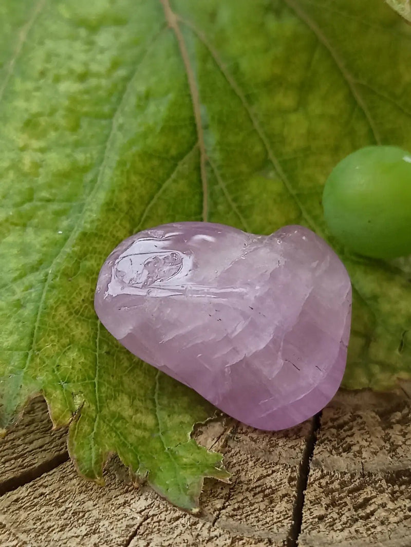 Chargez l'image dans la visionneuse de la galerie, Kunzite du Brésil pierre roulée Grade A++++ Kunzite pierre roulée
