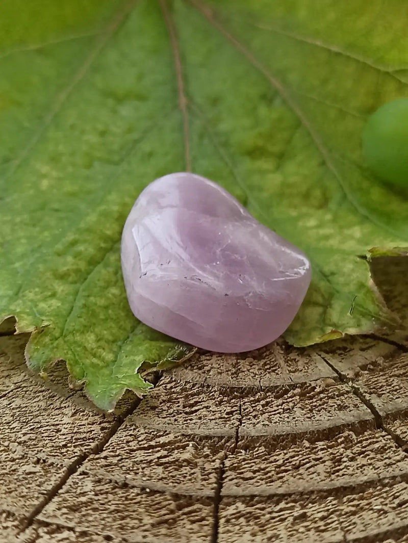 Chargez l'image dans la visionneuse de la galerie, Kunzite du Brésil pierre roulée Grade A++++ Kunzite pierre roulée
