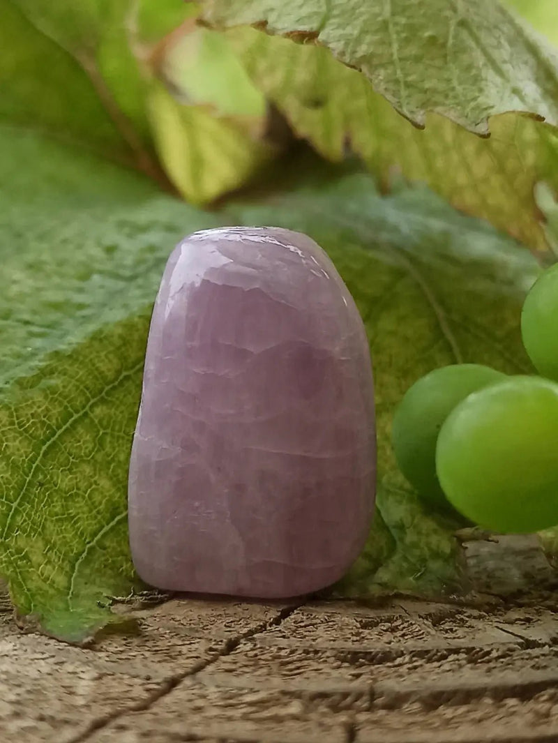 Load image into Gallery viewer, Kunzite du Brésil pierre roulée Grade A++++ Kunzite pierre roulée
