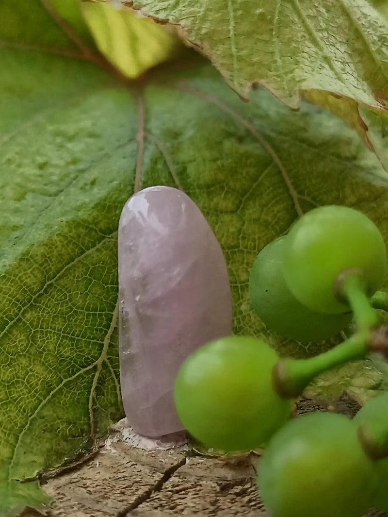 Load image into Gallery viewer, Kunzite du Brésil pierre roulée Grade A++++ Kunzite pierre roulée
