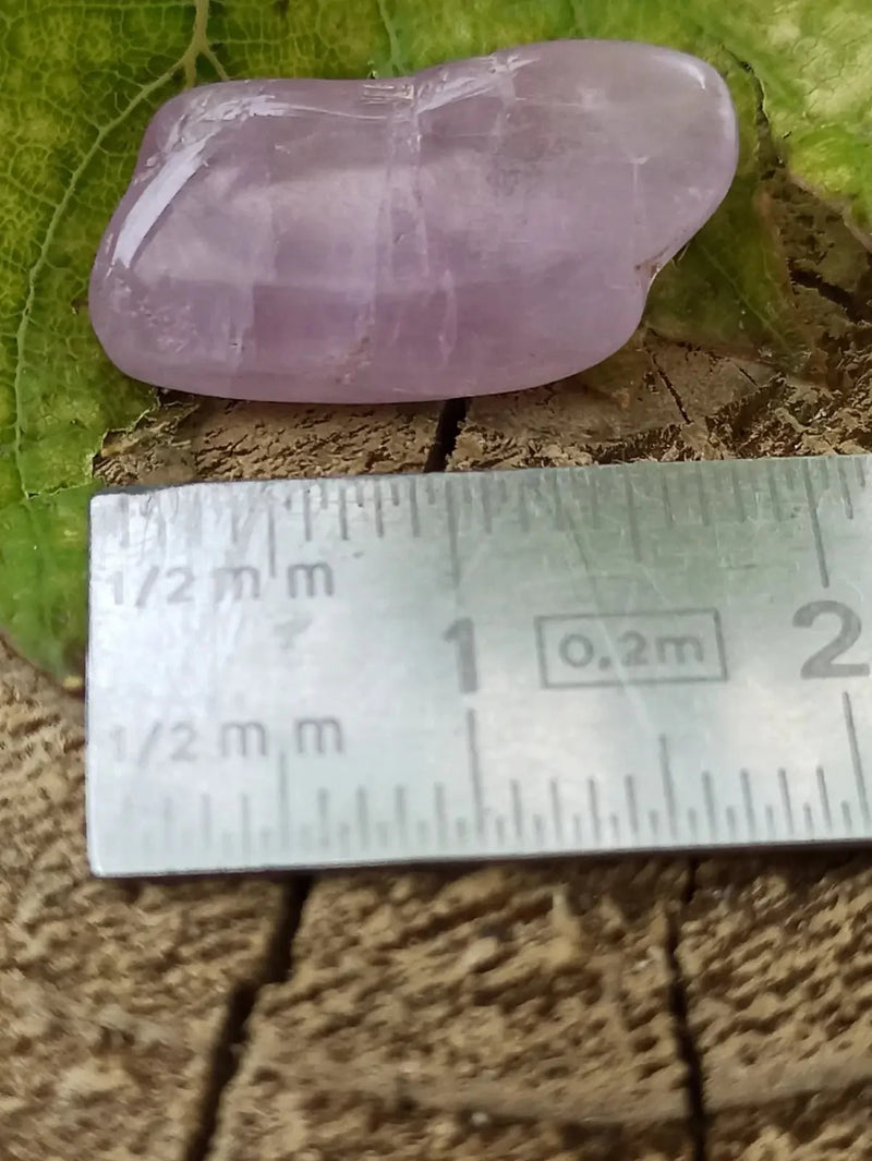 Load image into Gallery viewer, Kunzite du Brésil pierre roulées Grade A++++ Kunzite pierre roulée
