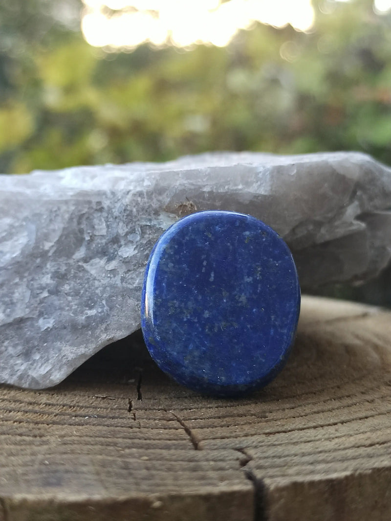 Laden Sie das Bild in Galerie -Viewer, Lapis Lazuli naturel d’Afghanistan pierre roulée Grade A++++ Pierre brute Dans la besace du p&#39;tit Poucet   
