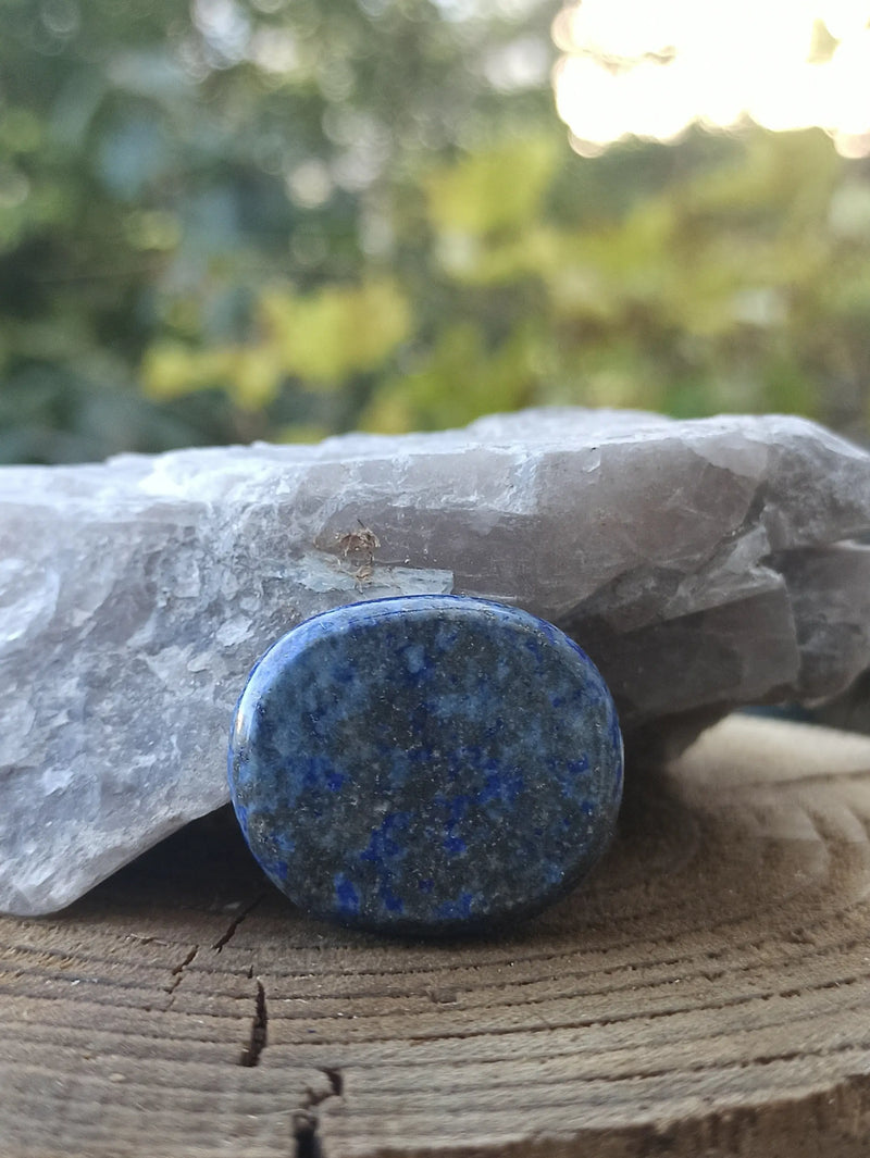 Laden Sie das Bild in Galerie -Viewer, Lapis Lazuli naturel d’Afghanistan pierre roulée Grade A++++ Pierre brute Dans la besace du p&#39;tit Poucet   
