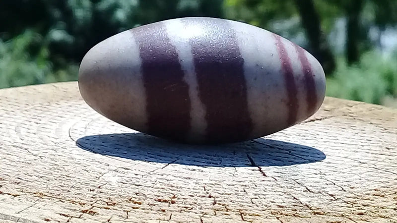 Chargez l&#39;image dans la visionneuse de la galerie, Lingam Shiva Grade A ++++ Shiva Lingam pierre roulée
