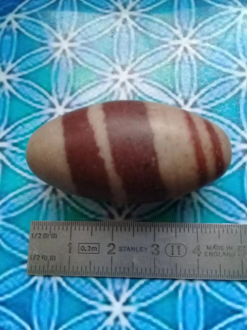 Chargez l&#39;image dans la visionneuse de la galerie, Lingam Shiva Grade A ++++ Shiva Lingam pierre roulée
