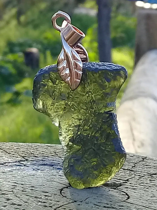 Moldavite pendentif Grade A ++++ (Bélière or fin - Fourni avec cordon) Moldavite pendentif