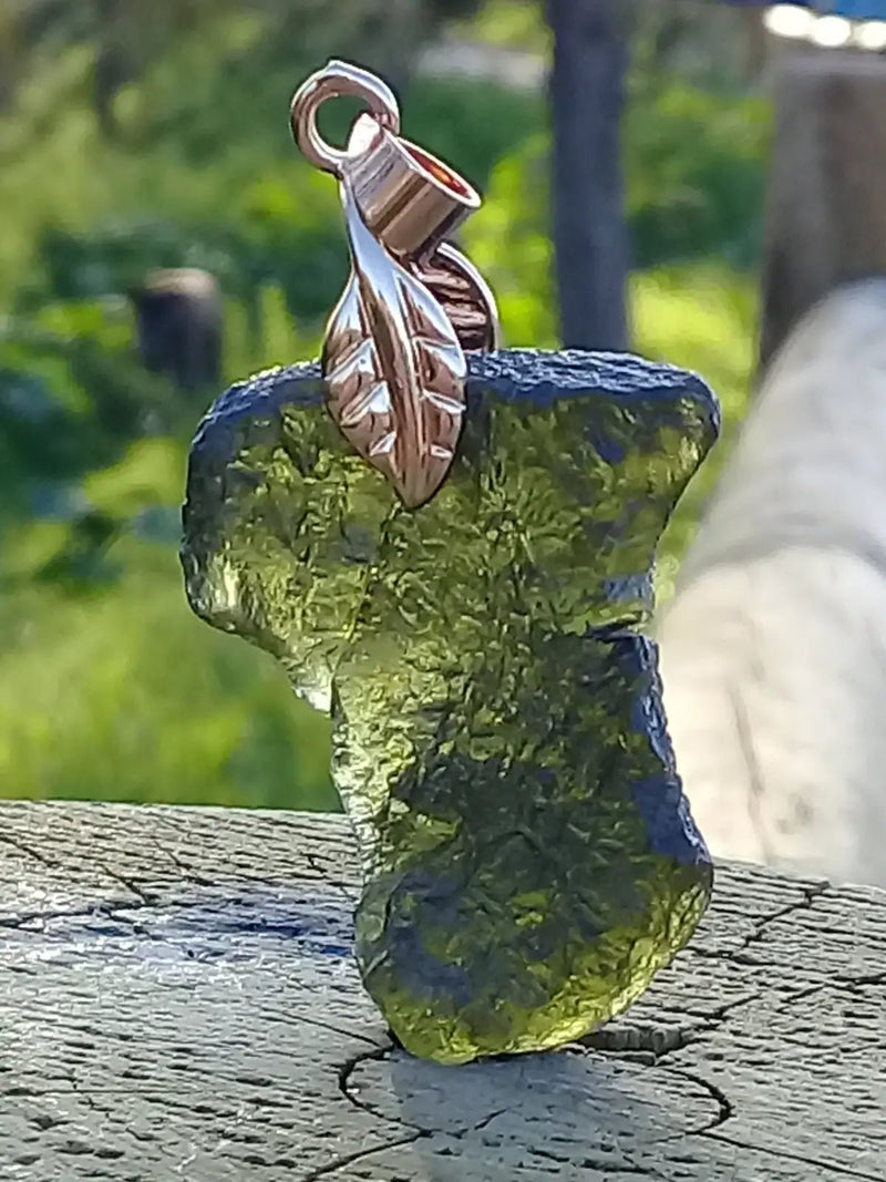 Load image into Gallery viewer, Moldavite pendentif Grade A ++++ (Bélière or fin - Fourni avec cordon) Moldavite pendentif

