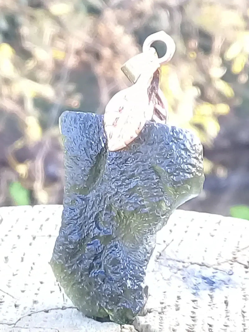 Load image into Gallery viewer, Moldavite pendentif Grade A ++++ (Bélière or fin - Fourni avec cordon) Moldavite pendentif
