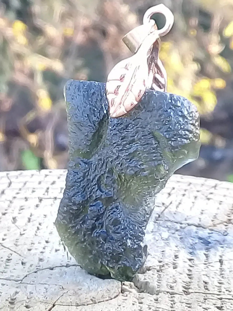 Load image into Gallery viewer, Moldavite pendentif Grade A ++++ (Bélière or fin - Fourni avec cordon) Moldavite pendentif
