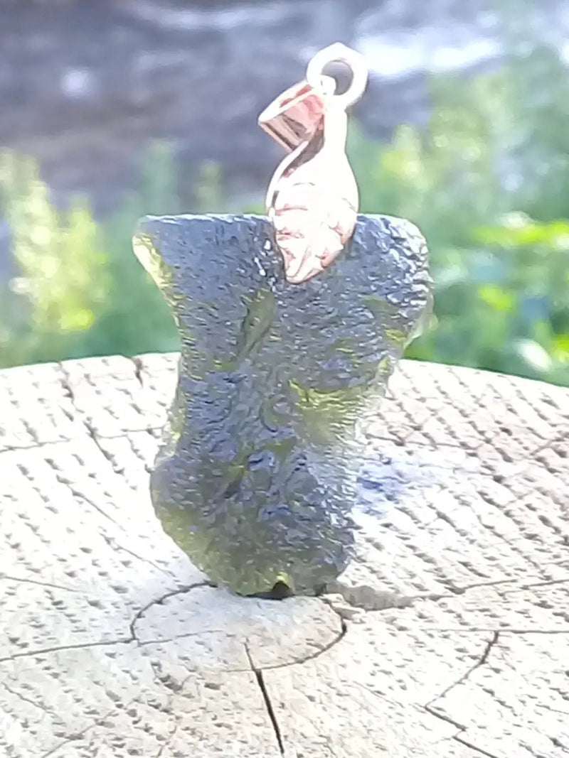 Load image into Gallery viewer, Moldavite pendentif Grade A ++++ (Bélière or fin - Fourni avec cordon) Moldavite pendentif
