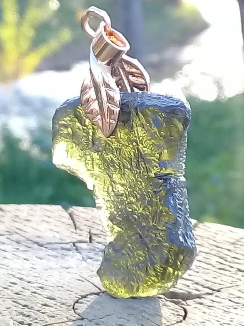 Load image into Gallery viewer, Moldavite pendentif Grade A ++++ (Bélière or fin - Fourni avec cordon) Moldavite pendentif
